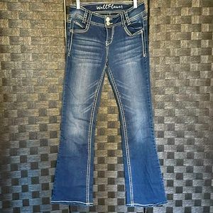 Women’s SZ 5 Wallflower jeans. Rhinestones on rear pockets and front pockets.